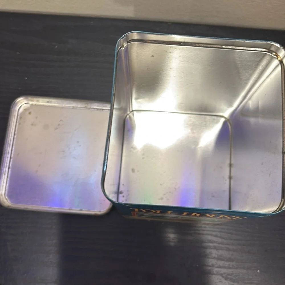 Nestle Toll House tin